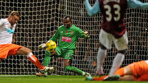 Victor Obinna strzela na bramkę Blackpool