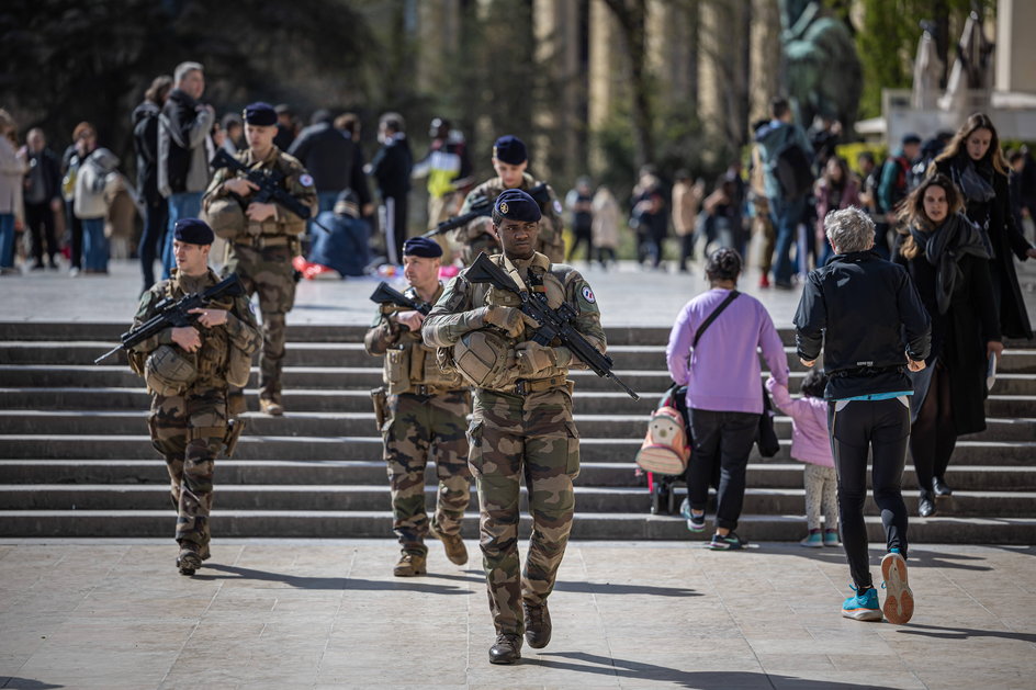 Patrol uzbrojonych żołnierzy w centrum Paryża