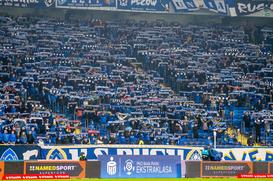 Kibice Ruchu Chorzów na trybunach Stadionu Śląskiego