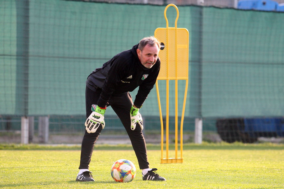 Robert Dowhań jest lubiany przez wszystkich bramkarzy, z którymi pracował. Lubić go muszą także księgowe Legii. 