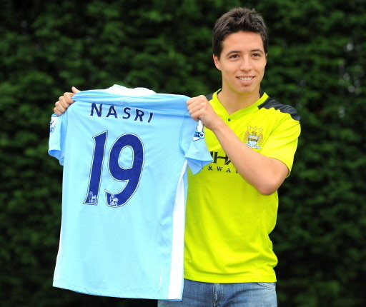 Samir Nasri z dumą prezentuje koszulkę Manchesteru City