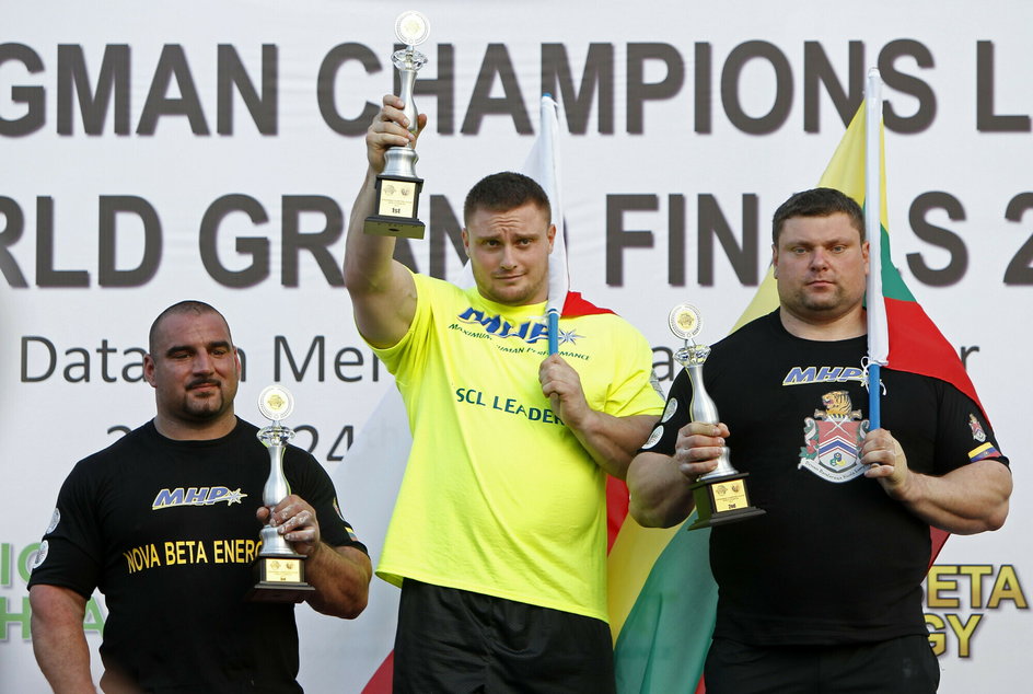 Od lewej: Ervin Katona, Krzysztof Radzikowski i Zydrunas Savickas na podium zwodów Ligi Mistrzów Strongman w 2013 r. w Kuala Lumpur.