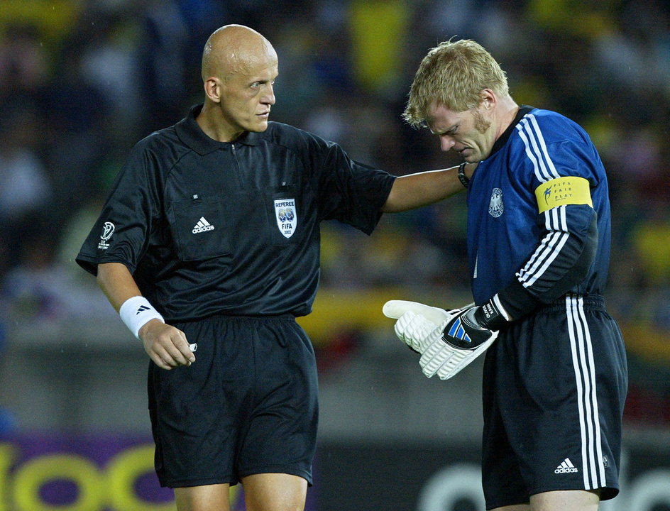 Pierluigi Collina wiedział, jak podchodzić nawet do najbardziej krewkich zawodników. Na zdjęciu z Oliverem Kahnem