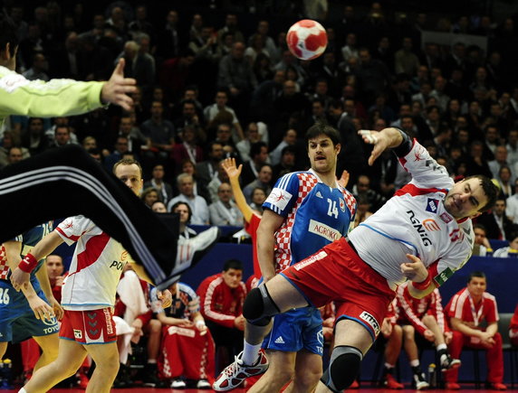 2010-01-30T161046Z_01_MEH09_RTRIDSP_3_HANDBALL-EUROPEAN.jpg