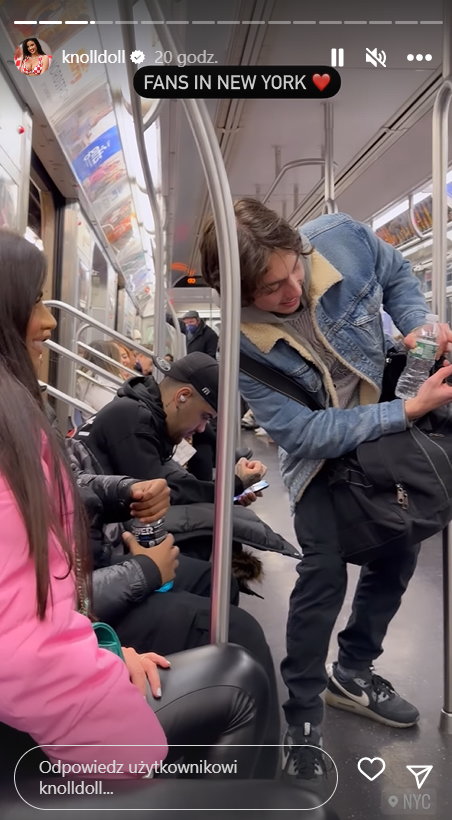 Ivana Knoll pozuje z fanami w metrze w Nowym Jorku