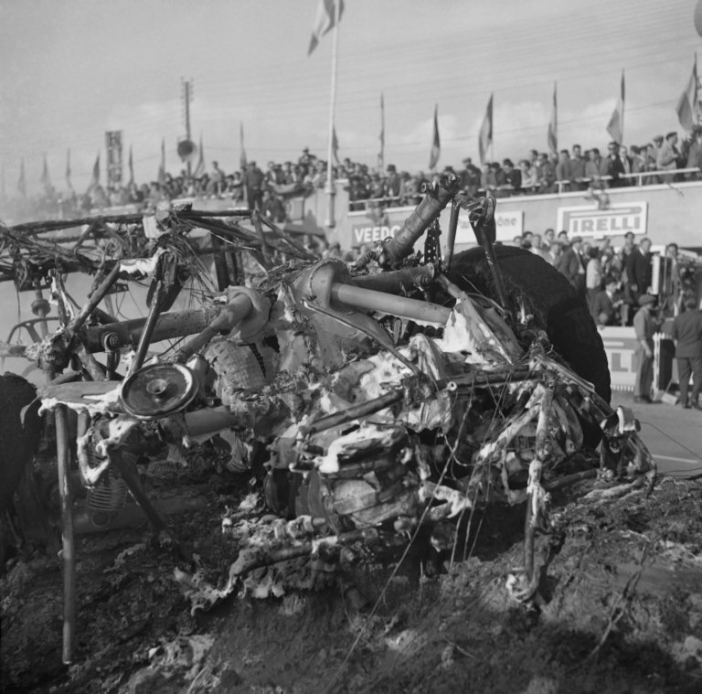 Tragedia w Le Mans (1955 r.). Widok wraku Mercedesa Benz 300 SLR, kierowanego przez francuskiego pilota Pierre'a Levegha. Pojazd uderzył w trybuny i eksplodował