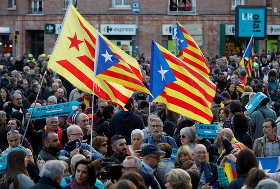 epa08079531 - SPAIN CATALONIA CRISIS (Protests ahead of FC Barcelona and Real Madrid soccer match)