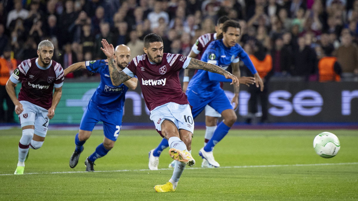 Manuel Lanzini zdobywający gola z rzutu karnego