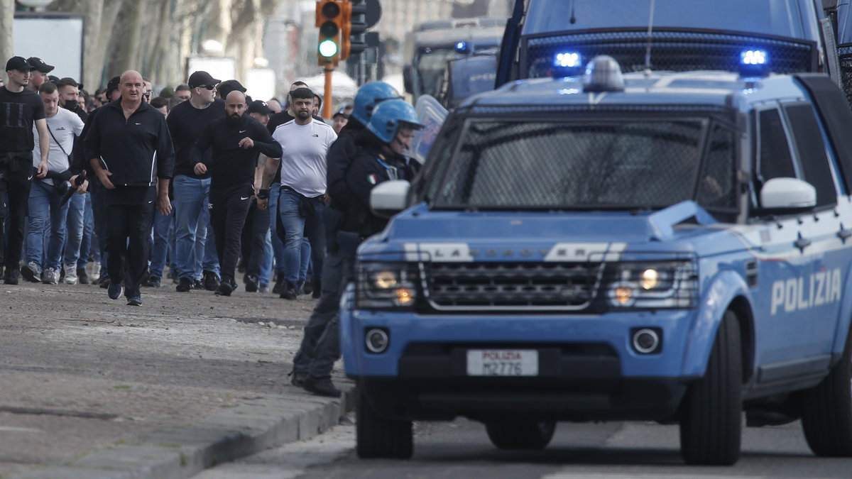 Neapolltańska policja i kibice Eintrachtu