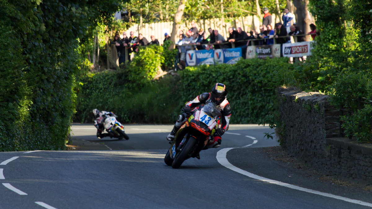 Fragment wyścigu Isle of Man TT z 2016 r. W tegorocznej edycji zginęło pięć osób 