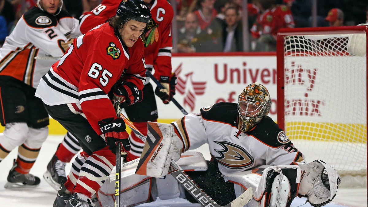 Frederik Andersen (Anaheim Ducks) broni strzał Andrew Shawa (Chicago Blackhawks)