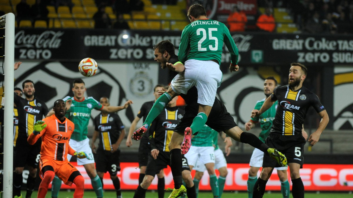 Jakub Rzeźniczak w meczu z Lokeren