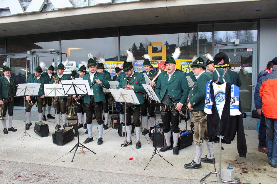 Bawarska orkiestra witająca kibiców