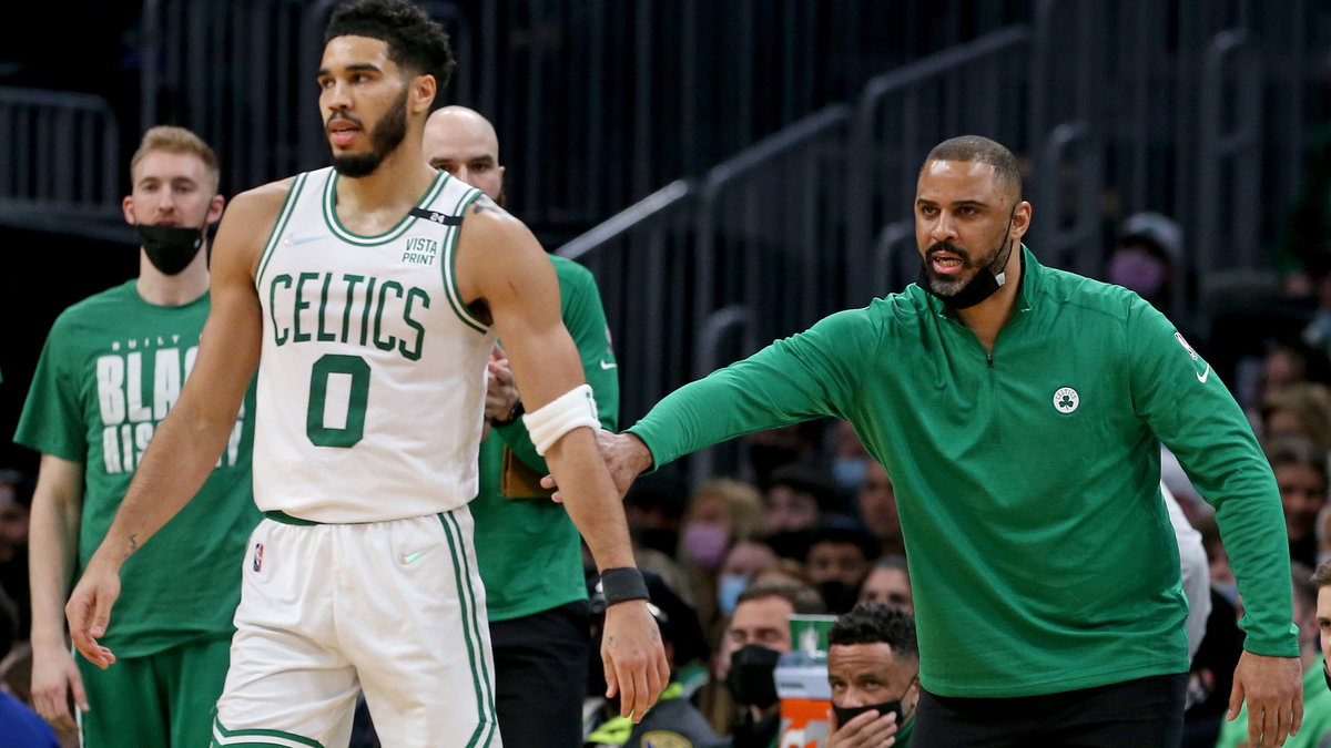 Ime Udoka (z prawej) i Jayson Tatum