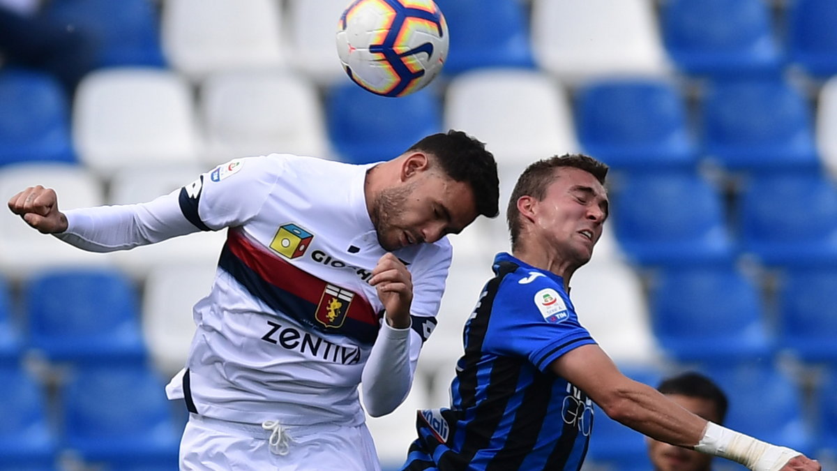 Antonio Sanabria (Genoa) i Timothy Castagne (Atalanta Bergamo)