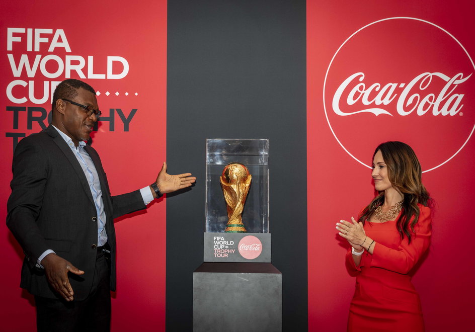 Szefowa Coca-Cola Poland Natalia Stroe i Marcel Desailly prezentują Puchar Świata. 