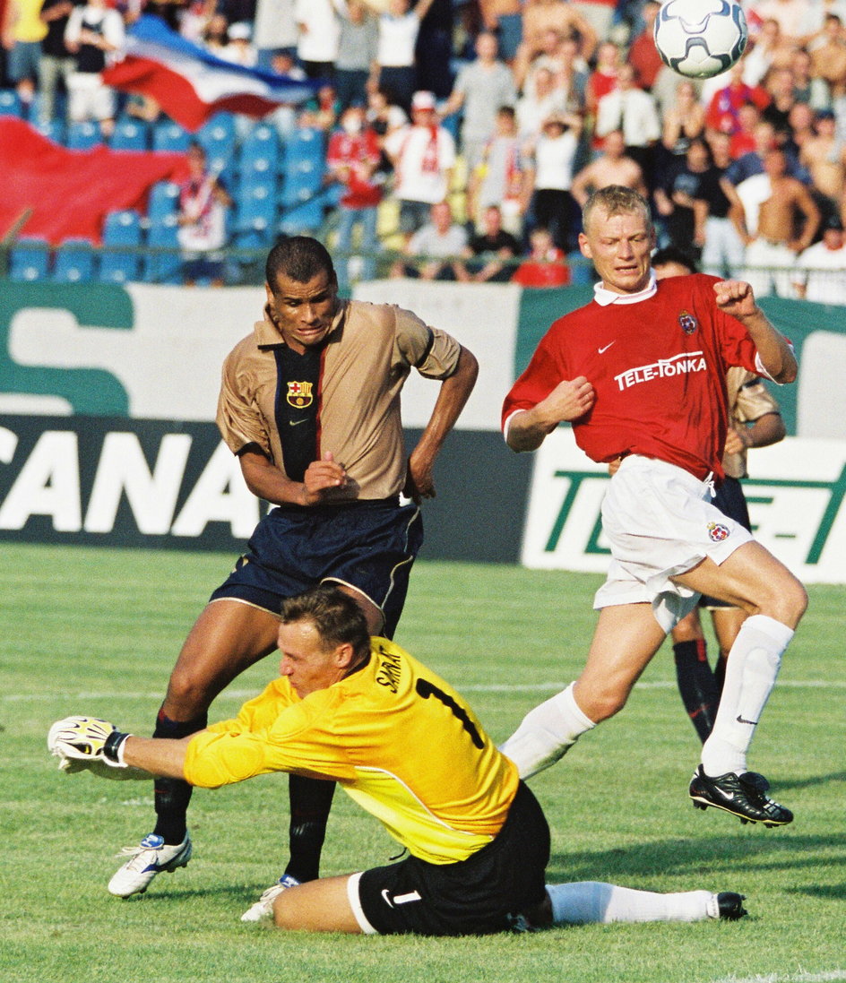 Artur Sarnat kontra Rivaldo w meczu Wisła - Barcelona (2001 r.)