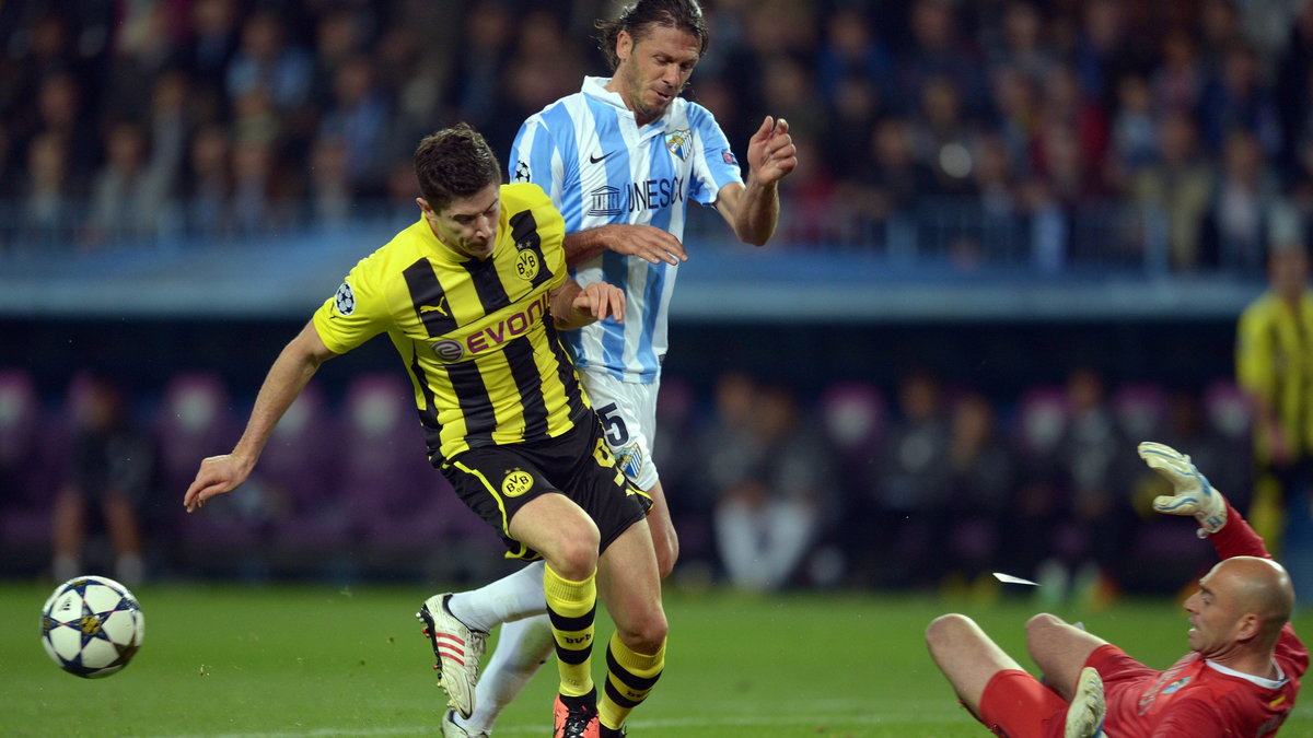 Robert Lewandowski (z lewej) i Martin Demichelis (w środku)