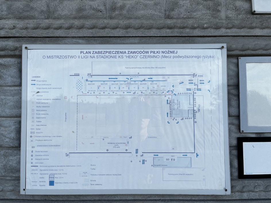 Plan zabezpieczeń rozgrywek II ligi wiszący na stadionie w Czermnie