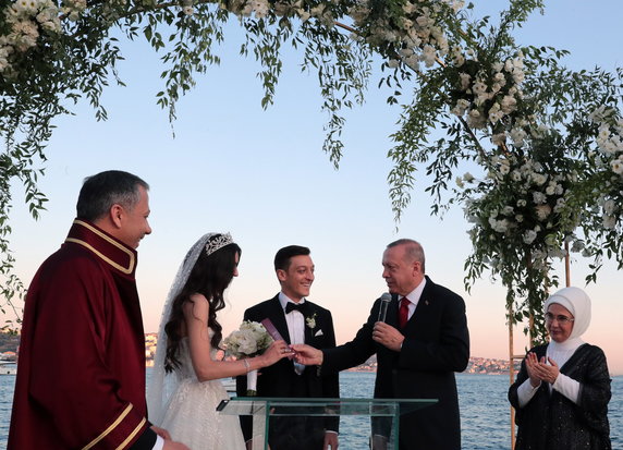 epa07633597 - TURKEY SOCCER MESUT OZIL WEDDING (Turkish President Erdogan attend Mesut Ozil's wedding)