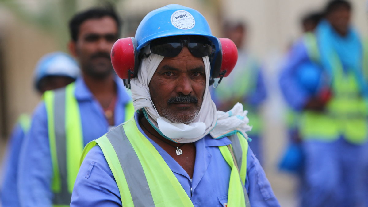 Robotnik pracujący w Katarze przy organizacji MŚ. 