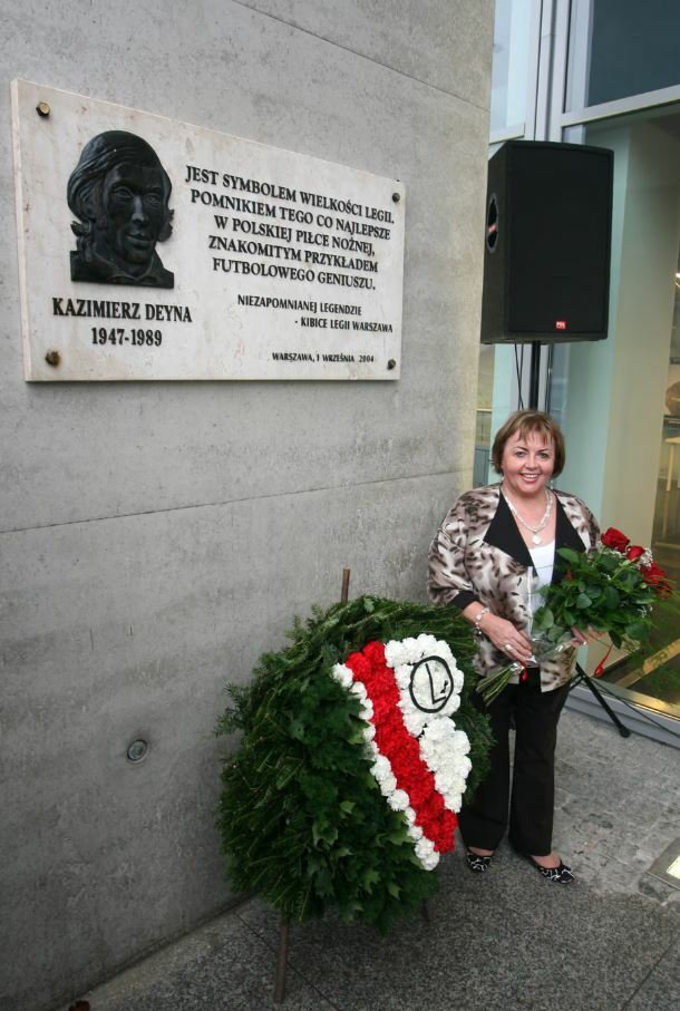 Mariola Deyna odsłania pamiątkową tablicę na stadionie Legii (2010 r.)