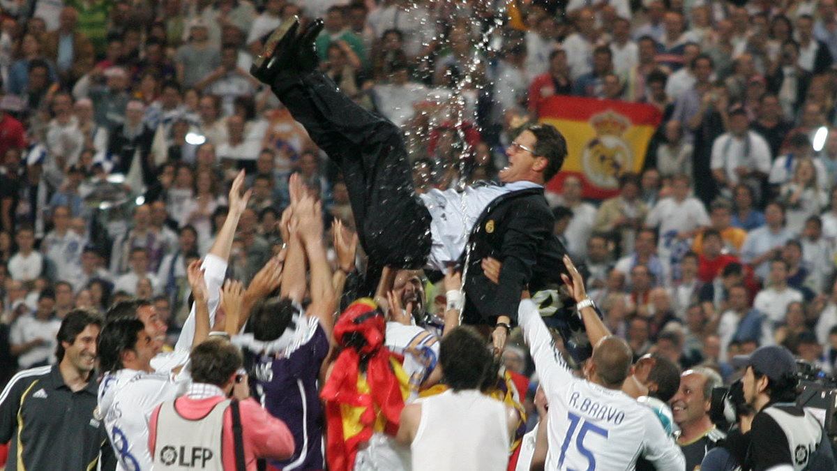 Fabio Capello podrzucany przez piłkarzy i członków zespołu