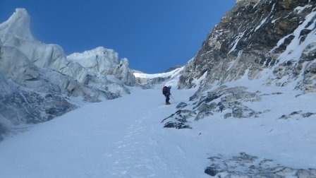 Broad Peak - wyprawa PZA 2013 - Artur w kuluarze do obozu I