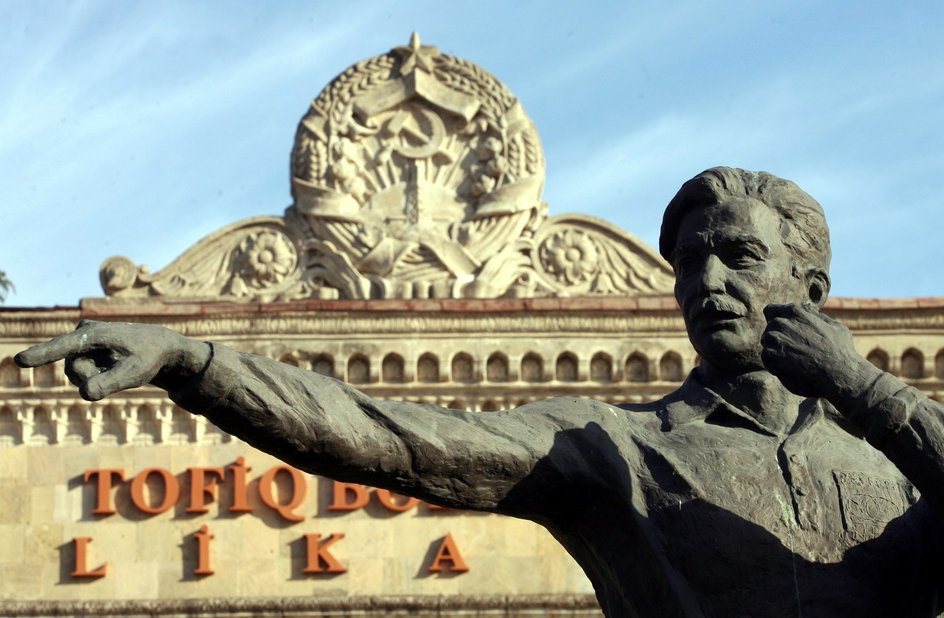 Pomnik Tofika Bachramowa przed stadionem w Baku