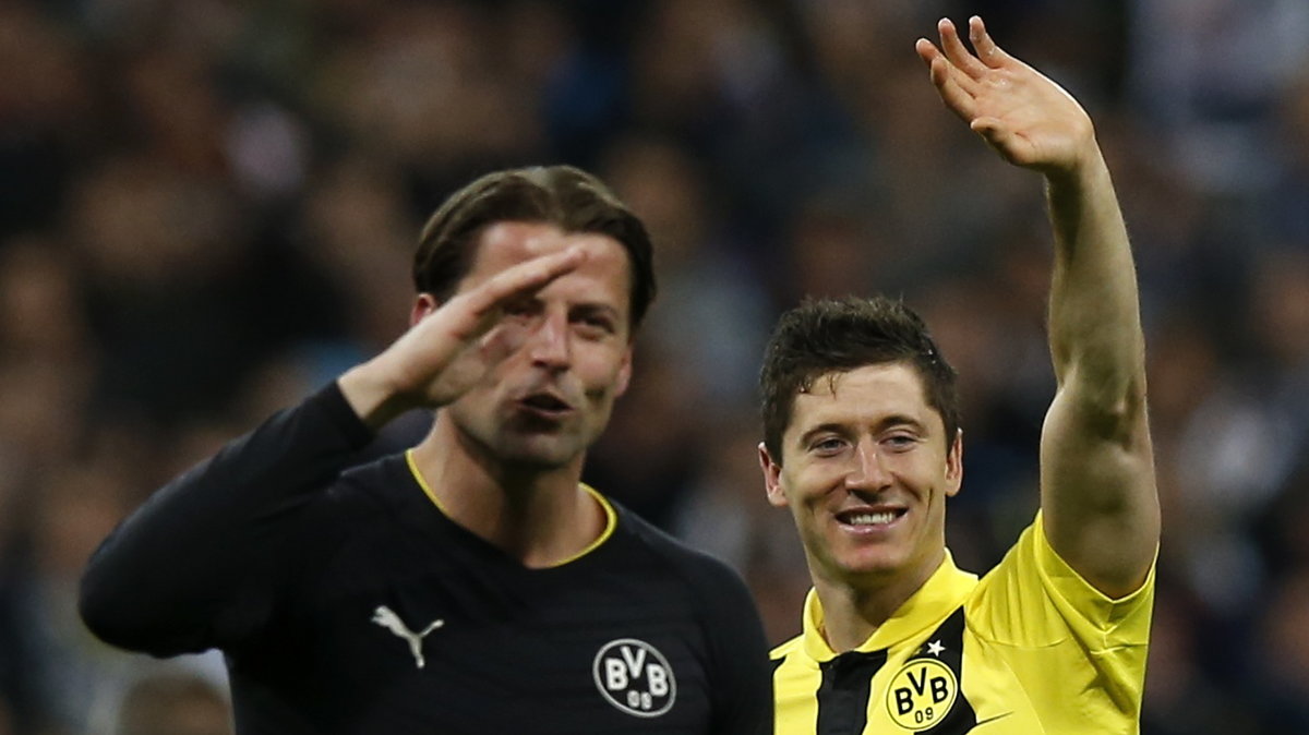 Roman Weidenfeller (L) i Robert Lewandowski (P)