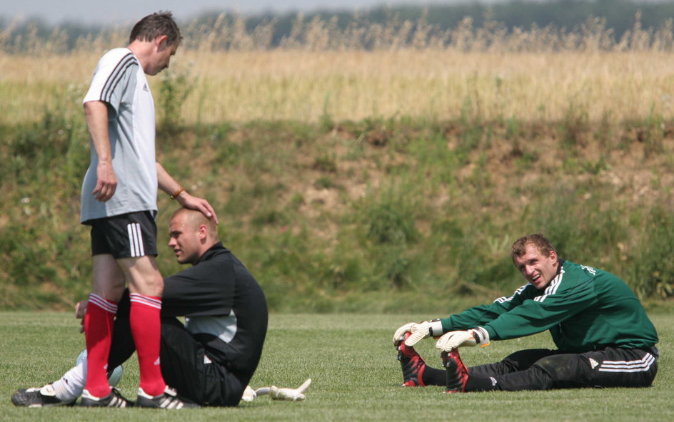 Rok 2005. Jan Mucha (z prawej) jest testowany przez Legię na obozie w austriackim Lutzmannsburgu. Do odejścia z klubu szykuje się Artur Boruc (w środku). Za przygotowanie obu odpowiada Krzysztof Dowhań.