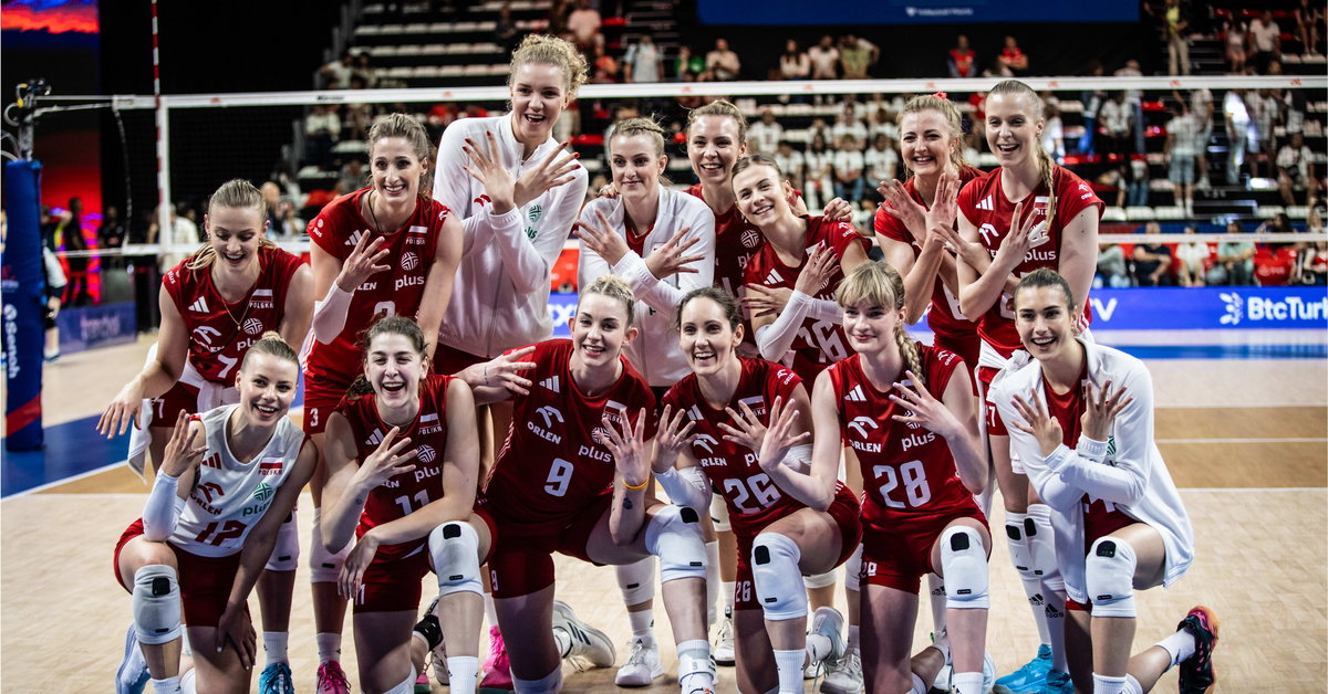 Jugadores de voleibol polacos jugando Iga Świątek.  Polonia es digna de envidia