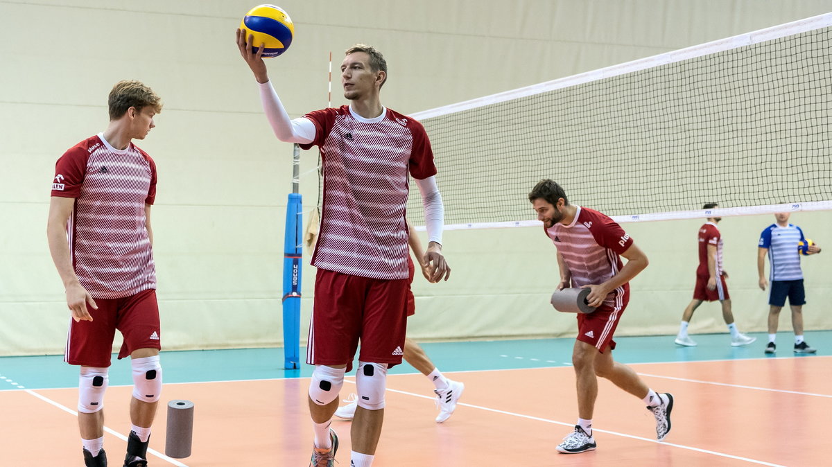 Trening polskich siatkarzy. Pierwszy od lewej Jakub Kochanowski