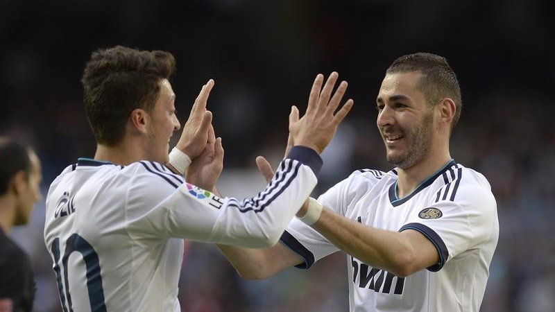 RKarim Benzema i Mesut Ozil w meczu Real Madryt - Betis