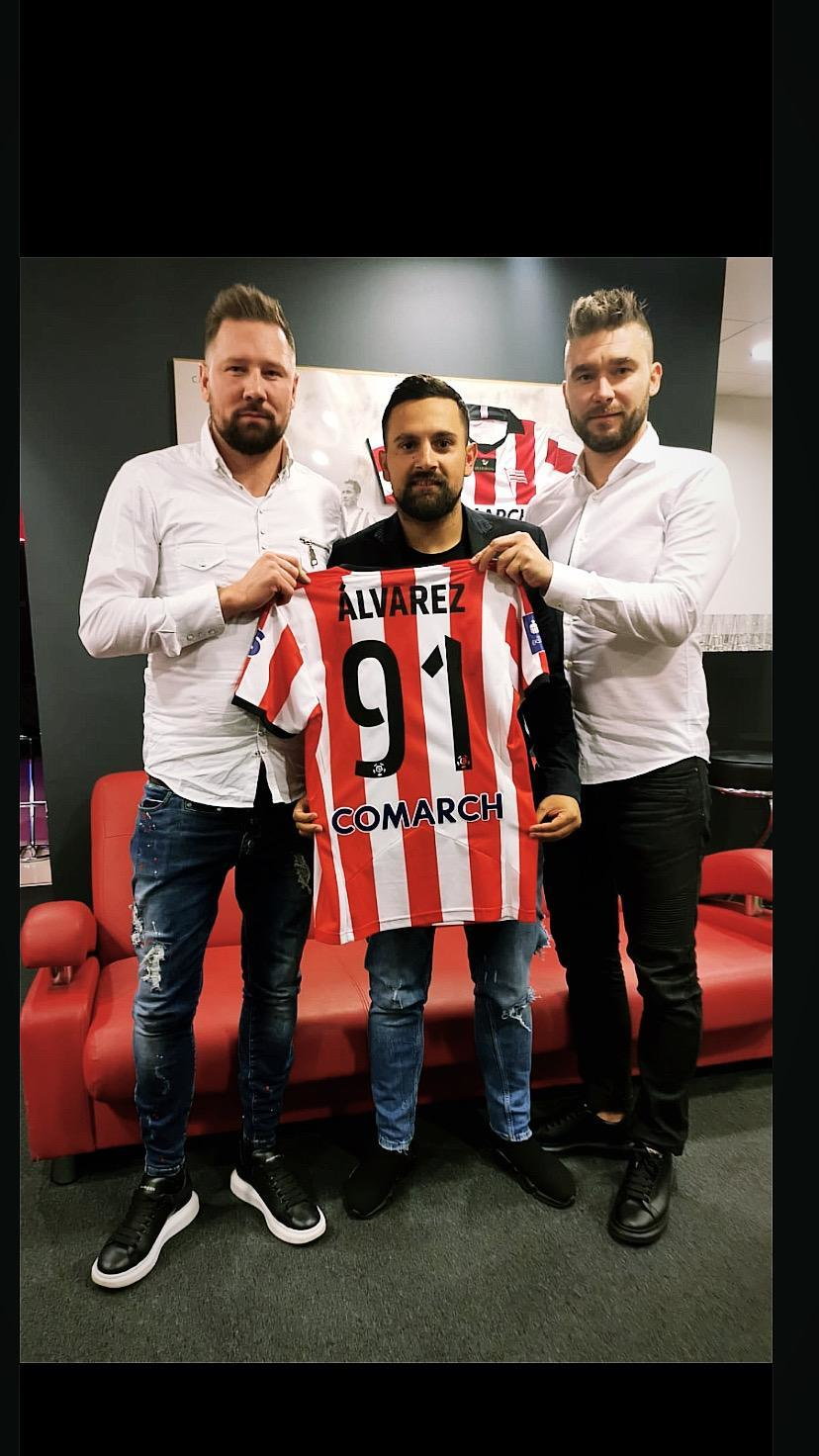 Paul Grischok (z lewej) wymyślił transfer Alvareza do Cracovii. W jego przeprowadzeniu pomagał mu Artur Wolski (z prawej).