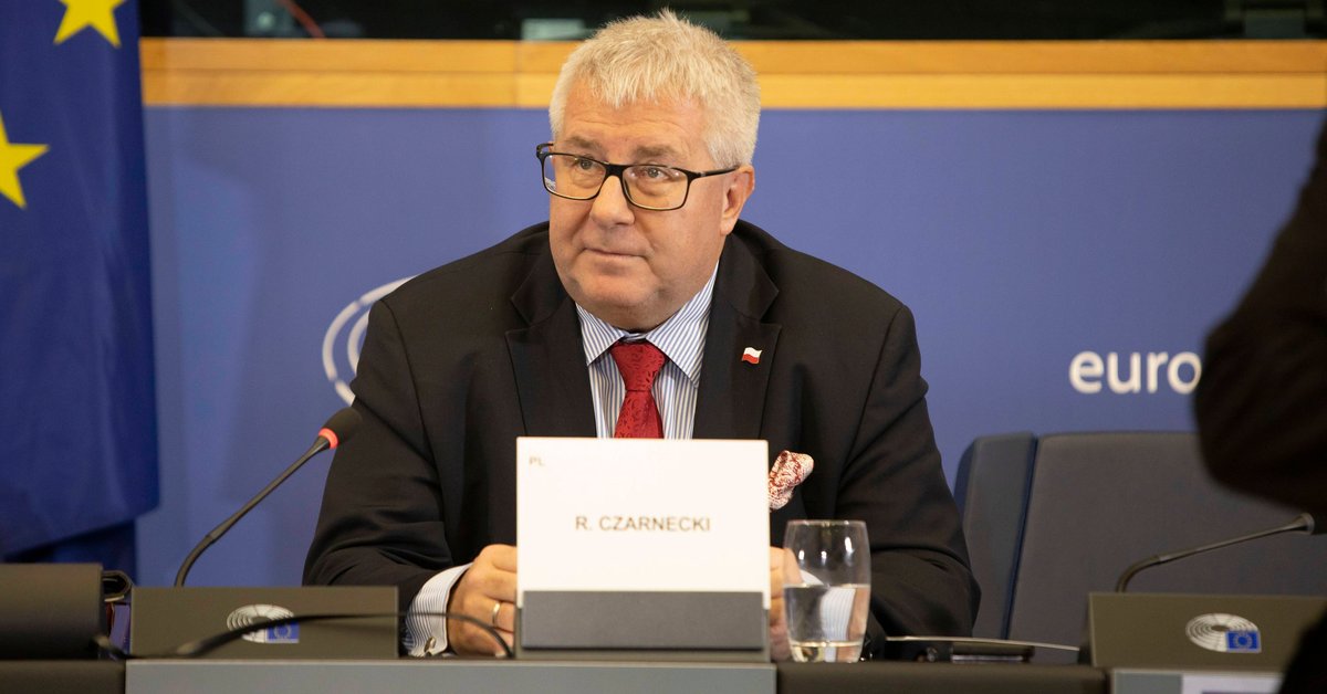Ryszard Czarnecki ma problem. Dostał takie wiadomości