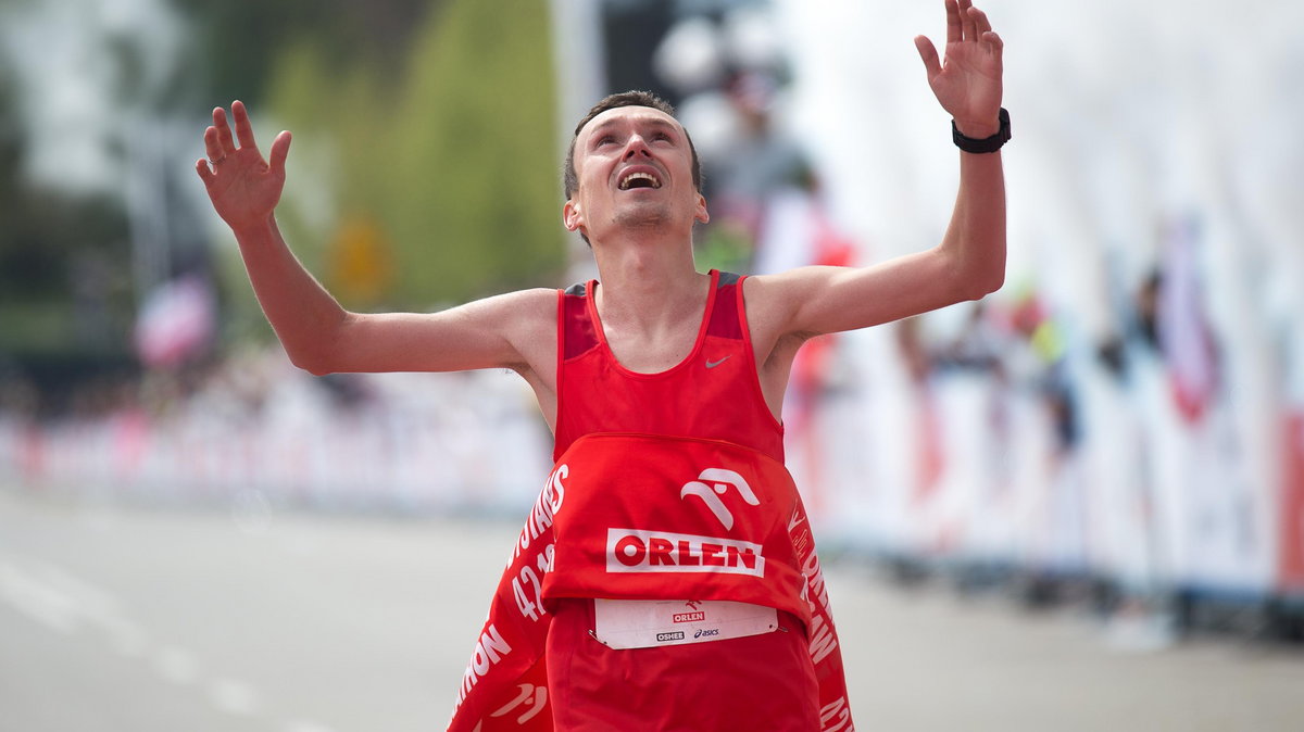 Artur Kozłowski na mecie Orlen Warsaw Marathon 2016