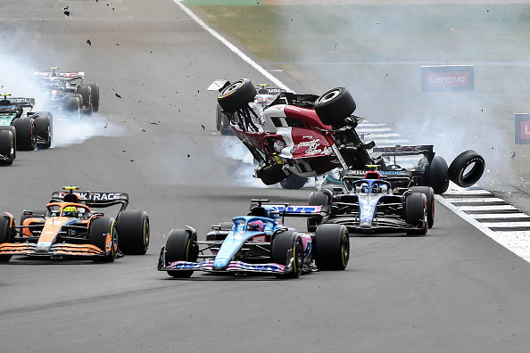 Niebezpieczny wypadek Guanyu Zhou na torze Silverstone