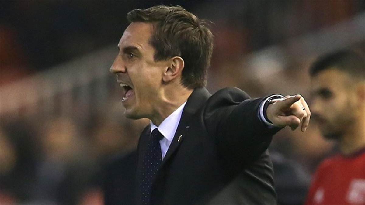 Gary Neville oskarżył Pepa Pep Guardiolę o zabijanie młodych