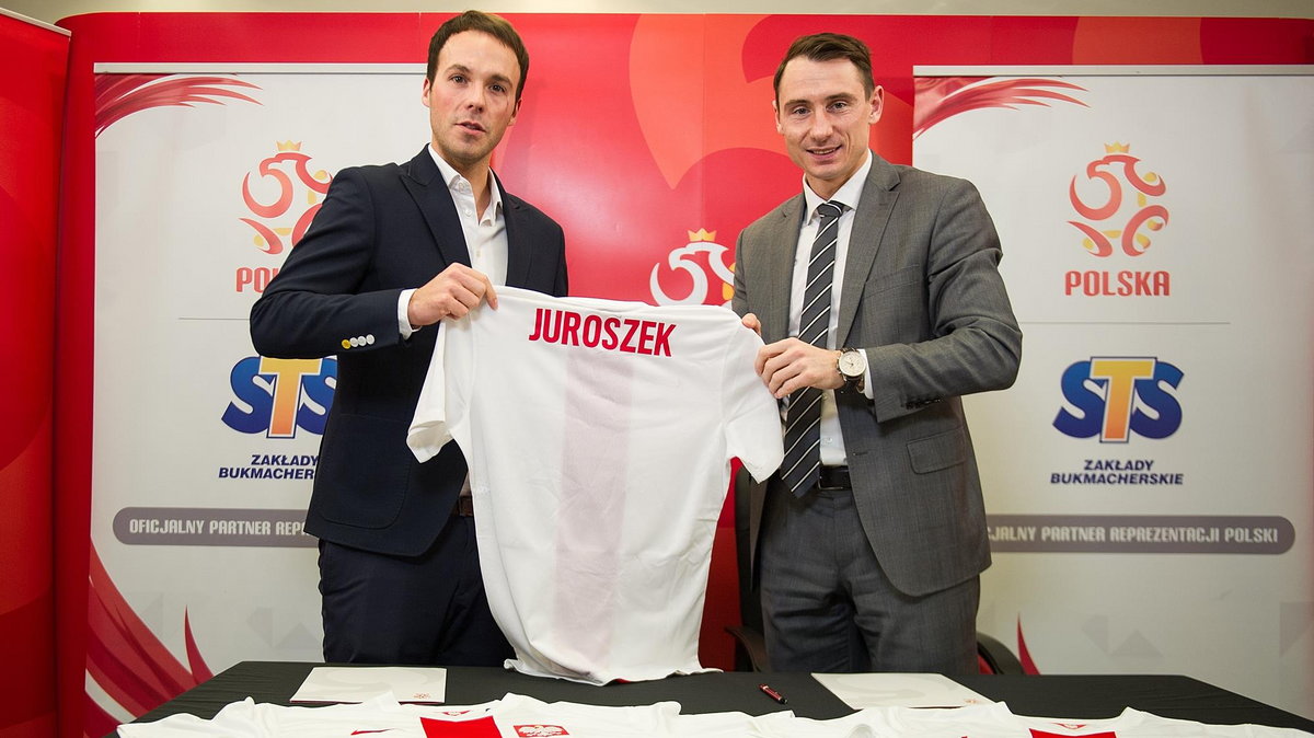 Mateusz Juroszek, prezes STS (z lewej) i Maciej Sawicki, sekretarz generalny Polskiego Związku Piłki Nożnej.