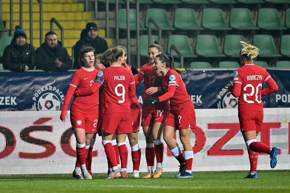 Radość Polek po zwycięskim golu Adrianny Achcińskiej w meczu z Ukrainą