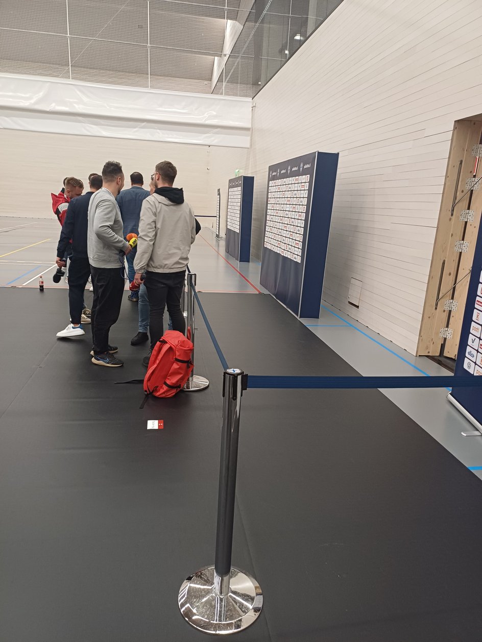 Periodistas esperando a los jugadores en la zona mixta