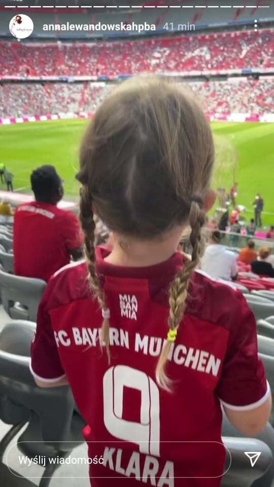 Anna Lewandowska z córkami na meczu Bayern - Bochum