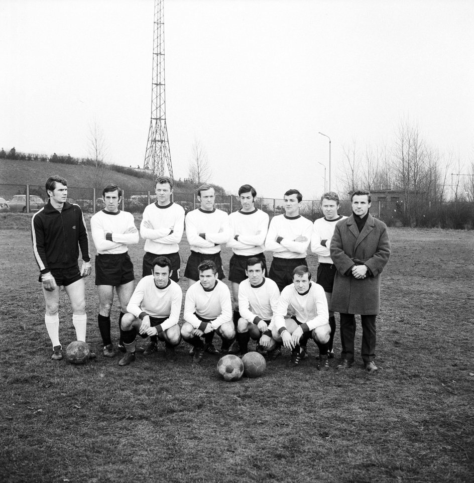 Legia Warszawa AD 1970. W górnym rzędzie pierwszy od lewej Władysław Grotyński. W dolnym rzędzie pierwszy od lewej Janusz Żmijewski