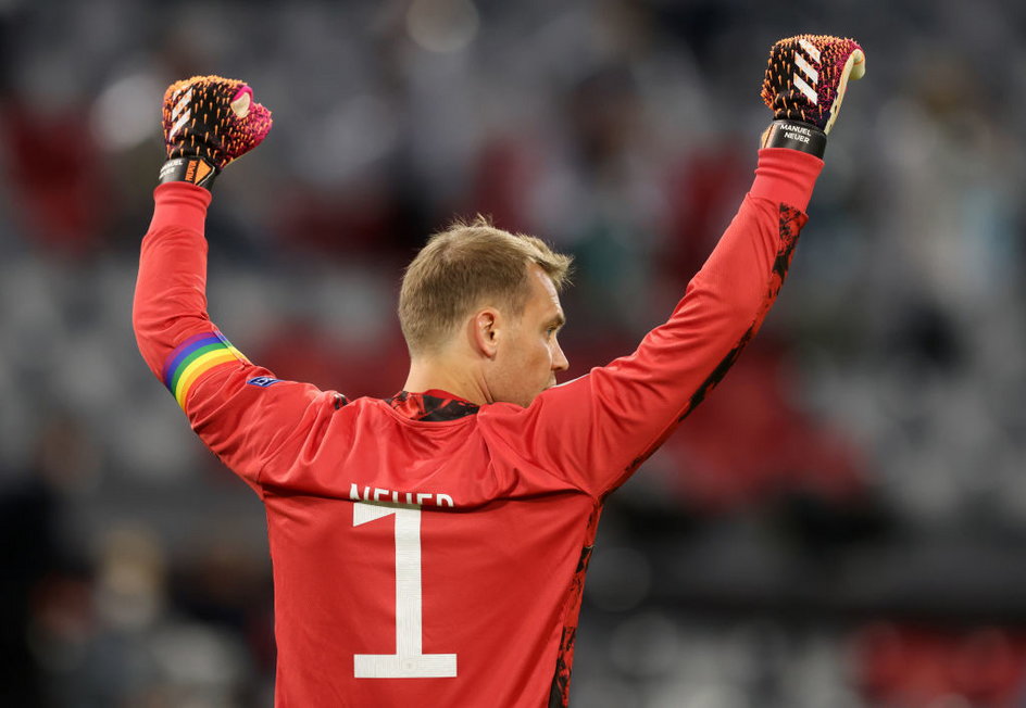 Taką opaskę Neuer miał na Euro 2020