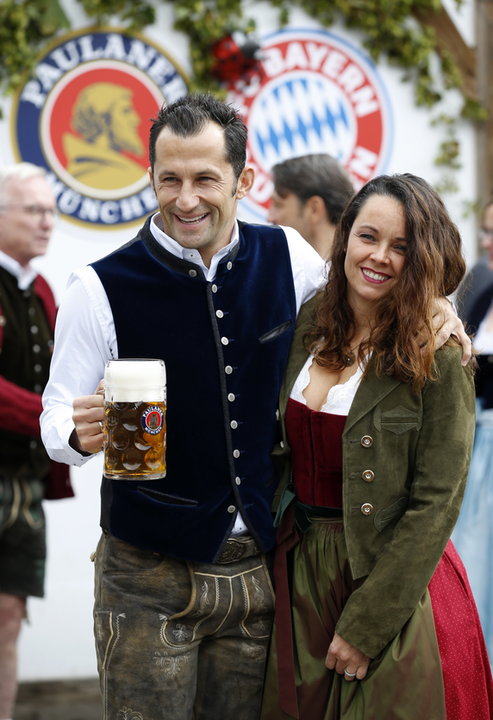 epa07900822 - GERMANY SOCCER BAYERN MUNICH OKTOBERFEST (FC Bayern Munich attends Oktoberfest)