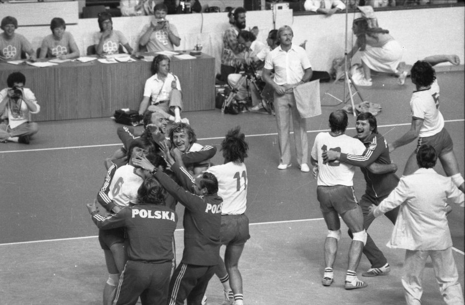 Polscy siatkarze świętujący zdobycie złota igrzysk olimpijskich w Montrealu w 1976 r.