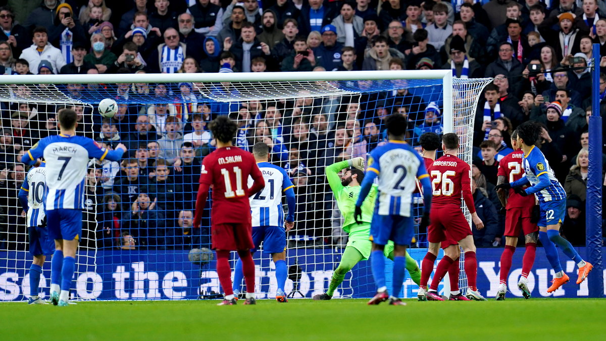 Kaoru Mitoma (z prawej) strzelił zwycięskiego gola z Liverpoolem