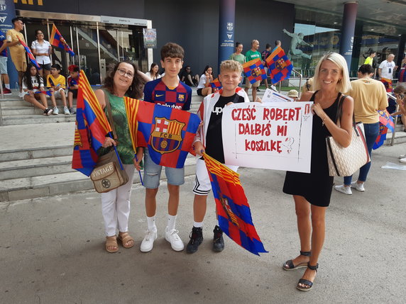 Z prawej jest Anna, a obok jej syn. Polka mieszka w Hiszpanii od 13 lat. Przez prawie połowę tego czasu pracowała w klubowym sklepie FC Barcelona obok Camp Nou