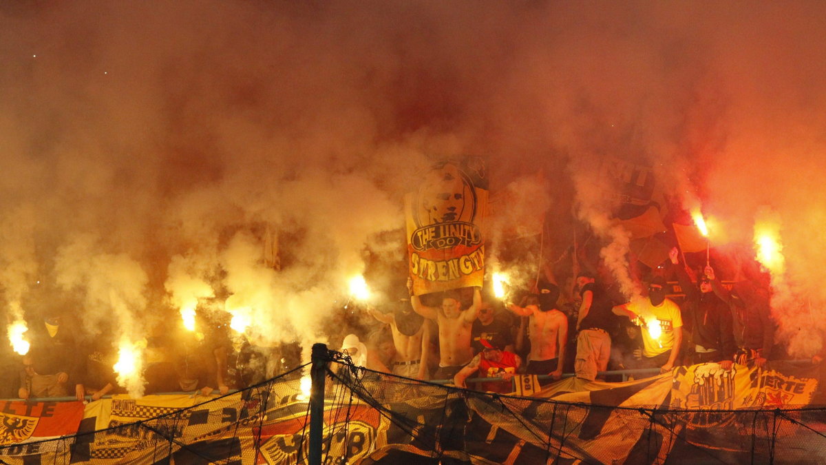 Race rzucane przez kibiców podczas starcia Borussii Dortmund z Napoli